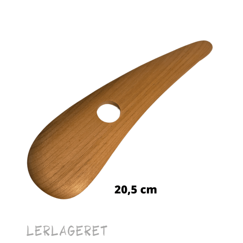 Stor skinne i træ fra Lerlageret.com
Nærmest uundværlig når du skal dreje store fade, skåle og tallerkner.
Træskinderne ligger godt i hånden når du arbejder med dem. Selv våde ler-fingre kan holde fast, når du med tommel- og pegefinger bruger hullet i skinnen til at styre med.
20,5 cm lang og 5,5 cm. på det bredeste sted.
Sælges også som sæt med 4 store forskellige skinner