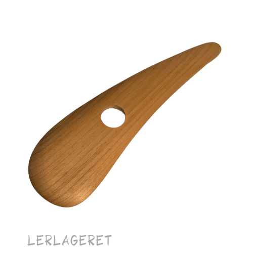 Stor skinne i træ fra Lerlageret.com
Nærmest uundværlig når du skal dreje store fade, skåle og tallerkner.
Træskinderne ligger godt i hånden når du arbejder med dem. Selv våde ler-fingre kan holde fast, når du med tommel- og pegefinger bruger hullet i skinnen til at styre med.
20,5 cm lang og 5,5 cm. på det bredeste sted.
Sælges også som sæt med 4 store forskellige skinner