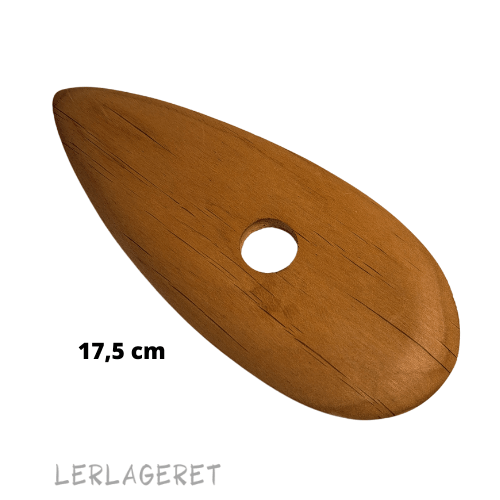 Stor skinne i træ fra lerlageret.com
Nærmest uundværlig når du skal dreje store fade, skåle og tallerkner.
Træskinderne ligger godt i hånden når du arbejder med dem. Selv våde ler-fingre kan holde fast, når du med tommel- og pegefinger bruger hullet i skinnen til at styre med.