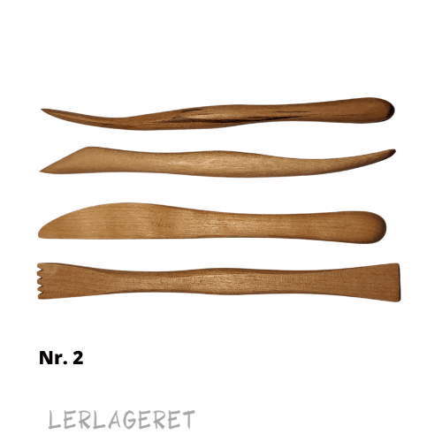 Assorterede pakke fra Lerlageret.com med 4 forskellige kvalitets modellerpinde, smukt udført i træ, med glatte overflader.
Klar til modellering, dekorering, mønster magi og mange andre ting.
Brug dem på både vådt og læderhårdt ler.