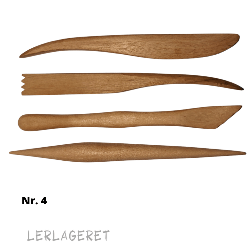Assorterede pakke fra Lerlageret.com med 4 forskellige kvalitets modellerpinde, smukt udført i træ, med glatte overflader.
Klar til modellering, dekorering, mønster magi og mange andre ting.
Brug dem på både vådt og læderhårdt ler.