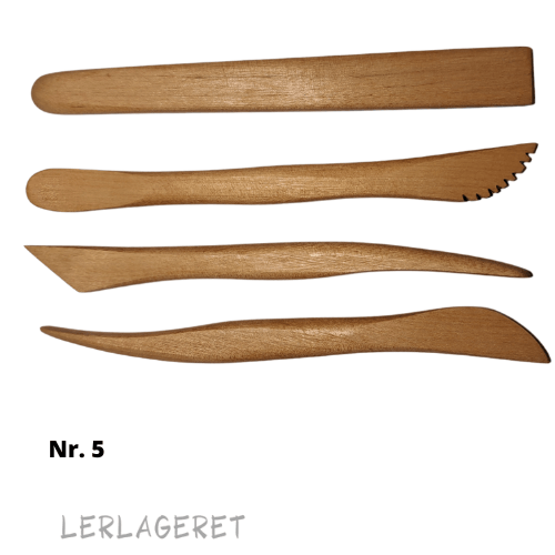 Assorterede pakke fra Lerlageret.com med 4 forskellige kvalitets modellerpinde, smukt udført i træ, med glatte overflader.
Klar til modellering, dekorering, mønster magi og mange andre ting.
Brug dem på både vådt og læderhårdt ler.