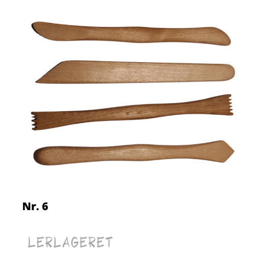 Assorterede pakke fra Lerlageret.com med 4 forskellige kvalitets modellerpinde, smukt udført i træ, med glatte overflader.
Klar til modellering, dekorering, mønster magi og mange andre ting.
Brug dem på både vådt og læderhårdt ler.