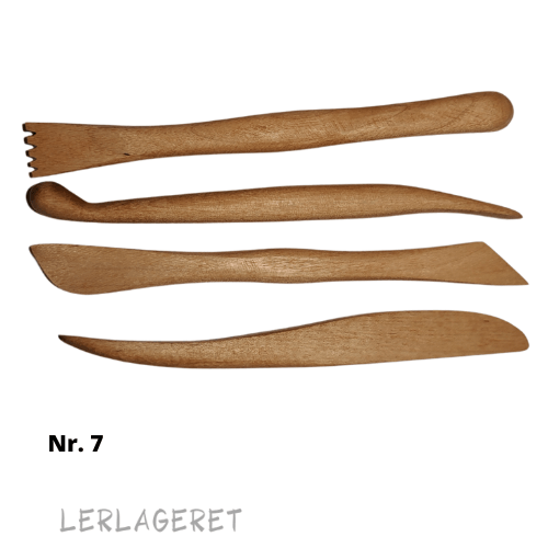 Assorterede pakke fra Lerlageret.com med 4 forskellige kvalitets modellerpinde, smukt udført i træ, med glatte overflader.
Klar til modellering, dekorering, mønster magi og mange andre ting.
Brug dem på både vådt og læderhårdt ler.