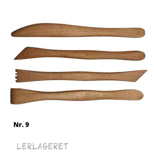 Assorterede pakke fra Lerlageret.com med 4 forskellige kvalitets modellerpinde, smukt udført i træ, med glatte overflader.
Klar til modellering, dekorering, mønster magi og mange andre ting.
Brug dem på både vådt og læderhårdt ler.