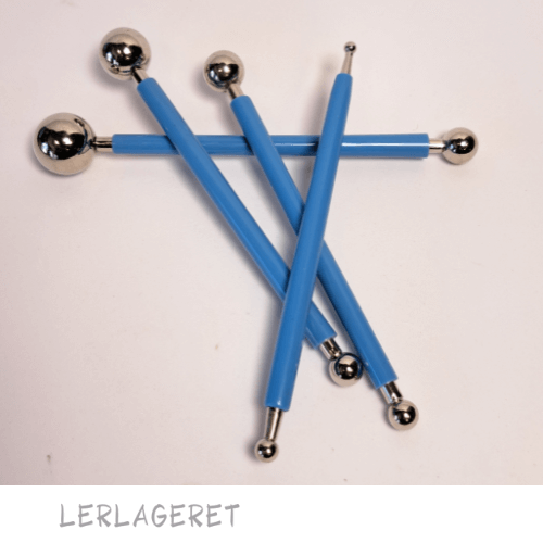 Dekorationsredskab med kuglehoveder, dobbelt . Pakke med 4 stk. i metal. Kugle diameter: 0,4cm. - 0,6cm. - 0,7cm. - 0,8cm. - 1cm. - 1,1cm. - 1,5cm. - 1,7cm.