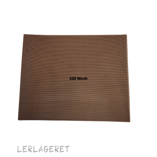 Slibenet fra lerlageret.com kan bruges til at slibe både på forglødet og glaseret emner.
Slibenettet kan klippes til efter behov. Sidder du ved drejeskiven kan du lægge det direkte på skiven, slibenettet suger sig fast når der kommer vand på. Hvis du ikke har en drejeskive, kan du klippe slibenettet, så det passer ned i en lille beholder, denne hælder du vand i når du bruger slibenette, så undgår du alt for meget slibestøv.
På filmen kan du se hvordan du nemt og enkelt bruger slibenettet på drejeskiven.