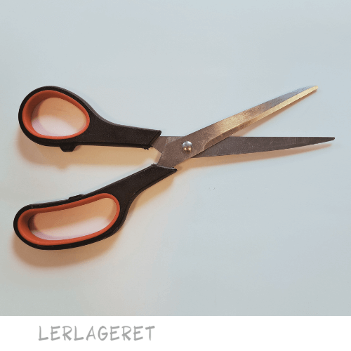 Almindelig papirsaks 21 cm. fra lerlageret.com
En saks kan man ikke undvære. Brug den når du klipper mønstre ud, åbner ler poser osv.
Hold din saks adskilt fra dine andre sakse, så du ikke får lerstøv på dine køkkensakse.