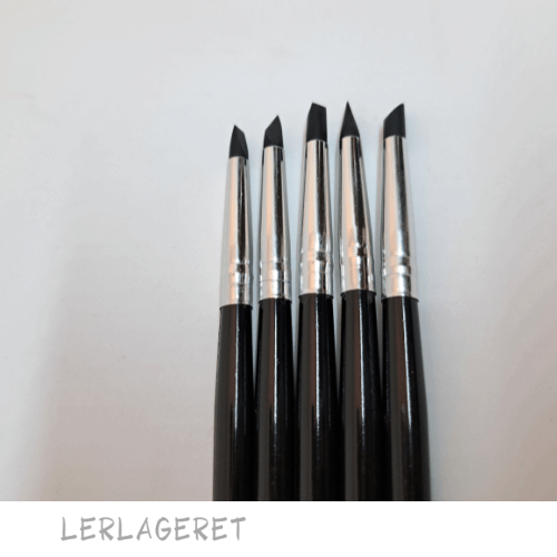 Poleringspinde fra Lerlageret beregnet til f.eks. glitning.
De kommer nemt rundt i kanter og hjørner, revner og sprækker. Rigtig god til de fine detaljer.
De flade: Er god til samlinger, f.eks. kanterne og hjørner hvor du har samlet to stykker ler.
De spidse: Er god til små fordybninger, det kan være udglatning og finish i fuger.
Et super lækkert stykke værktøj.
Den sorte gummiende er fremstilet i blødt gummi.