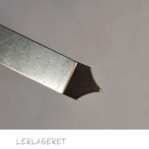 Denne Drage kniv fra Lerlageret.com laver de fineste mønstre i leret. Der både kan associere til fiskeskæl og drageskind.
Stål 16 cm lang. Med to forskellige bredder 1-1,4 cm i hver ende.