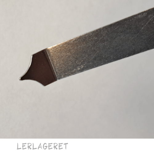 Denne Drage kniv fra Lerlageret.com laver de fineste mønstre i leret. Der både kan associere til fiskeskæl og drageskind.
Stål 16 cm lang. Med to forskellige bredder 1-1,4 cm i hver ende.