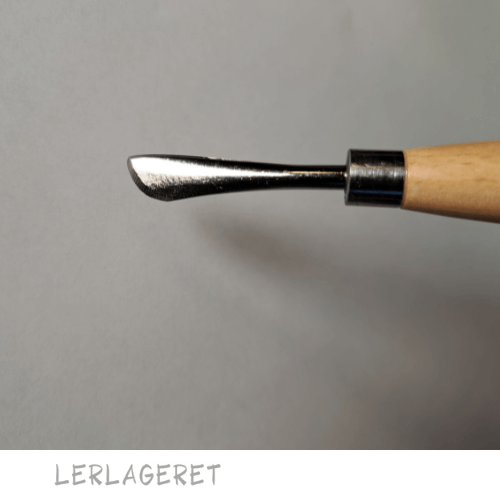 Et lækkert stykke værktøj fra Lerlageret.com der grundet det tykke træhåndtag ligger godt i hånde.
Brug det til dekoration, gravering, glitning, prægning osv.
17 cm Træ og stål