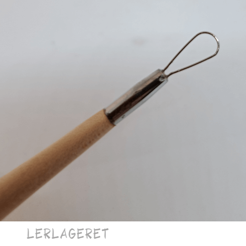 Metal slynger fra Lerlageret med modellerings skaft
Disse fine små slynger har mange anvendelsesmuligheder. De kan bruges, når du skal trimme / afdreje små emner eller lave mønster i din afdrejning.
Du kan også bruge dem når du modellere, da de har en lille modellerpinde, i træ, som skaft.
Pakken indeholder 5 forskellige alle er 12 cm lange