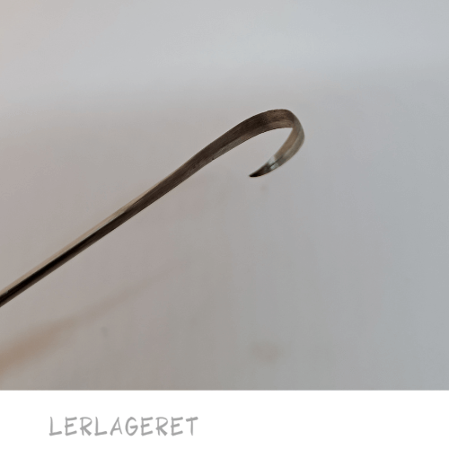 Ultra fin lille krog fra Lerlageret.com
Den er god til de fine detaljer og finurlige mønstre og dekorationer.
Ca. 16 cm lang.