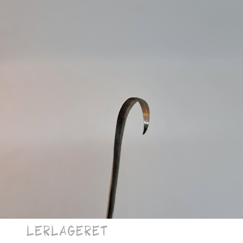 Ultra fin lille krog fra Lerlageret.com
Den er god til de fine detaljer og finurlige mønstre og dekorationer.
Ca. 16 cm lang.