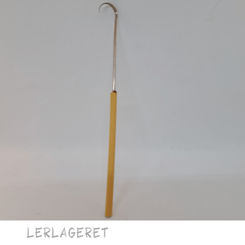 Ultra fin lille krog fra Lerlageret.com
Den er god til de fine detaljer og finurlige mønstre og dekorationer.
Ca. 16 cm lang.