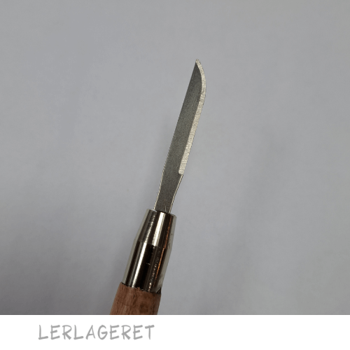 Denne pottemagerkniv fra Lerlageret har en afrundet spids. Den er go til at "snitte" med i læder hårdt ler og rigtig god til detaljerede udskæringer.
Bladet måler 4 cm.