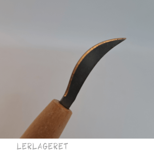 Denne pottemagerkniv fra Lerlageret.com har et rundt skær. Den er go til at "snitte" med i læder hårdt ler og rigtig god til detaljerede udskæringer.
Bladet måler 3,5 cm.