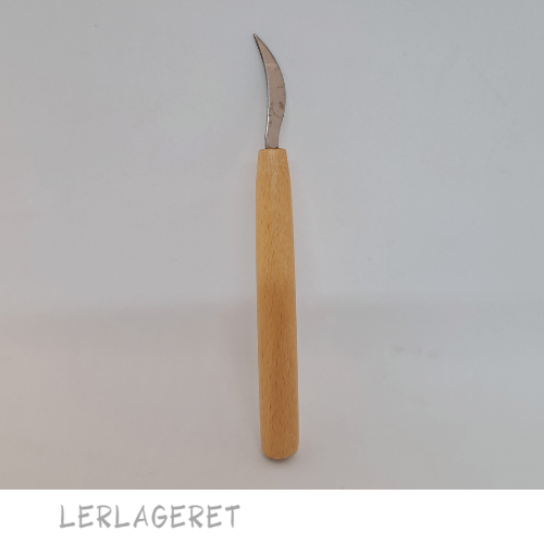 Denne pottemagerkniv fra Lerlageret.com har et rundt skær. Den er go til at "snitte" med i læder hårdt ler og rigtig god til detaljerede udskæringer.
Bladet måler 3,5 cm.