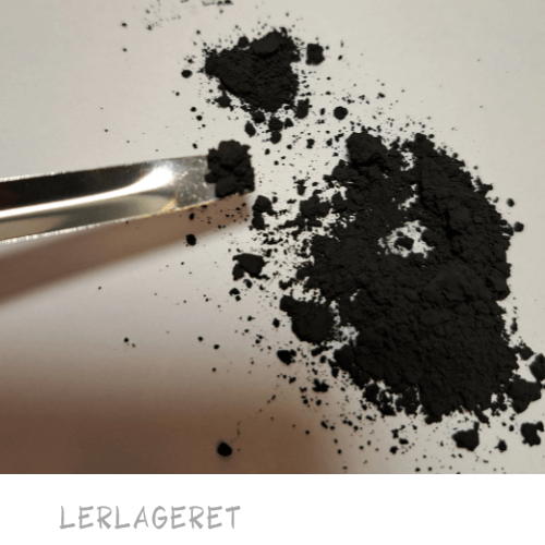 Lille smart ske fra Lerlageret, velegnet til små glasurprøver, når der skal mixes råvarer eller doseres i små mængder.
Måler 14 cm.