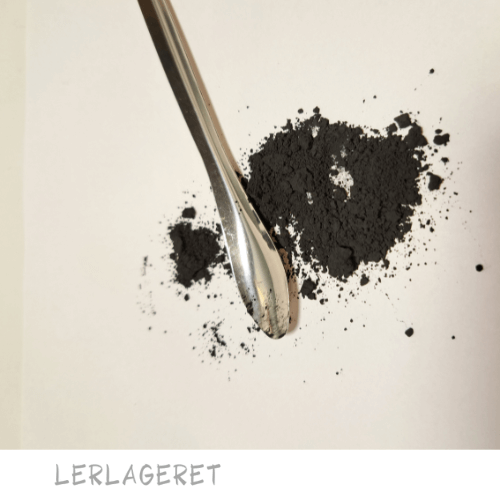 Lille smart ske fra Lerlageret, velegnet til små glasurprøver, når der skal mixes råvarer eller doseres i små mængder.
Måler 14 cm.