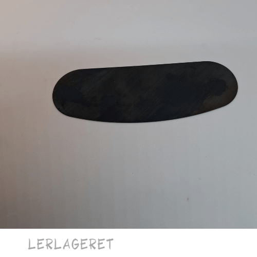 Metalskinne ca. 13 cm. fra Lerlageret.com
Skinnen er god til at skrabe overflader med på f.eks. tørt og læderhårdt ler. Hvis du gerne vil ha noget struktur frem. Den er også god til dig der drejer, hvis du gerne vil fjerne det yderste slikker lag, inden du fjerne dine emner fra drejeskiven.