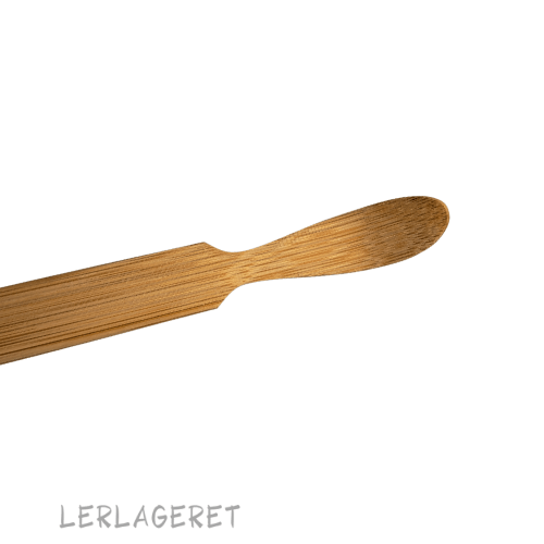 Dette værktøj fra Lerlageret er beregnet til at banke sider på dine håndmodellerede emner. Den buede ende bruges indvendig, for at skrabe og glatte ud, der hvor fingrene ikke kan nå.
22 cm lang og 18 mm bred.