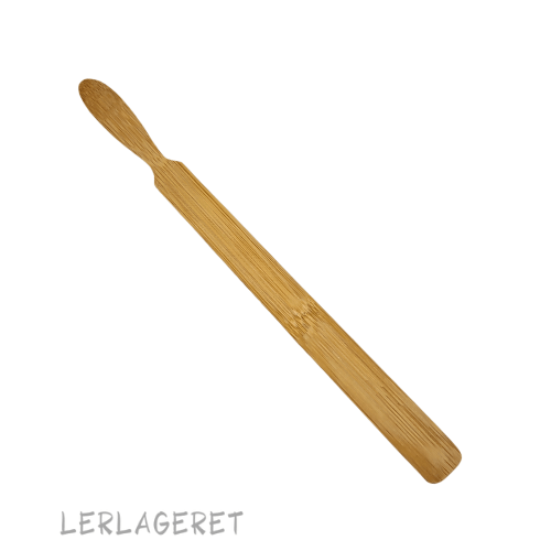 Dette værktøj fra Lerlageret er beregnet til at banke sider på dine håndmodellerede emner. Den buede ende bruges indvendig, for at skrabe og glatte ud, der hvor fingrene ikke kan nå.
22 cm lang og 18 mm bred.