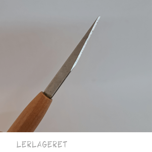 Denne pottemagerkniv fra Lerlageret er spids. Den er go til at "snitte" med i læder hårdt ler. Og til at skære kanter med på drejeskiven, hvis dit emne er blevet lidt skævt.
Bladet måler 5,5 cm.