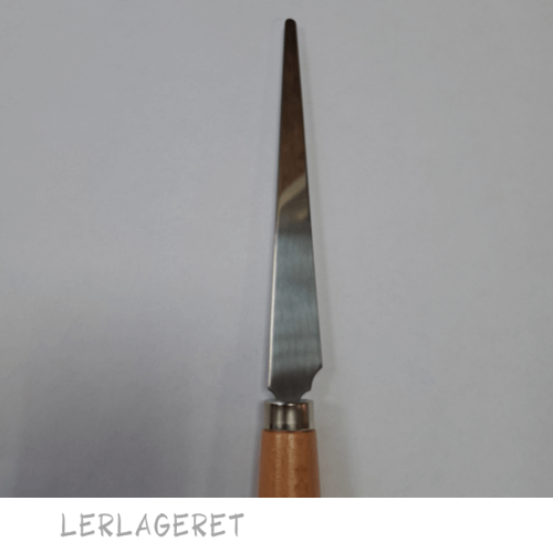 Lang pottemagerkniv Kurinuki kniven fra Lerlageret.com med et træskæfte der ligger godt i hånden.
Den er god til at skærer i læderhårdt ler.
Bladet måler 12 cm.