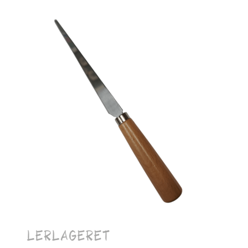 Lang pottemagerkniv Kurinuki kniven fra Lerlageret.com med et træskæfte der ligger godt i hånden.
Den er god til at skærer i læderhårdt ler.
Bladet måler 12 cm.