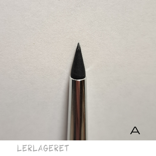Poleringspinde fra Lerlageret beregnet til f.eks. glitning.
De kommer nemt rundt i kanter og hjørner, revner og sprækker. Rigtig god til de fine detaljer.
De flade: Er god til samlinger, f.eks. kanterne og hjørner hvor du har samlet to stykker ler.
De spidse: Er god til små fordybninger, det kan være udglatning og finish i fuger.
Et super lækkert stykke værktøj.
Den sorte gummiende er fremstilet i blødt gummi.
