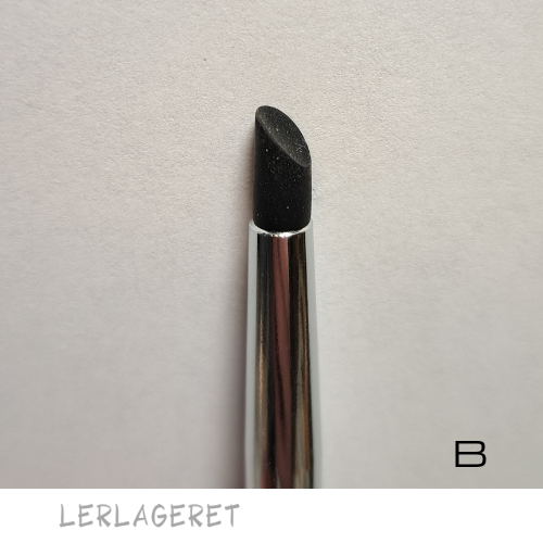 Poleringspinde fra Lerlageret beregnet til f.eks. glitning.
De kommer nemt rundt i kanter og hjørner, revner og sprækker. Rigtig god til de fine detaljer.
De flade: Er god til samlinger, f.eks. kanterne og hjørner hvor du har samlet to stykker ler.
De spidse: Er god til små fordybninger, det kan være udglatning og finish i fuger.
Et super lækkert stykke værktøj.
Den sorte gummiende er fremstilet i blødt gummi.