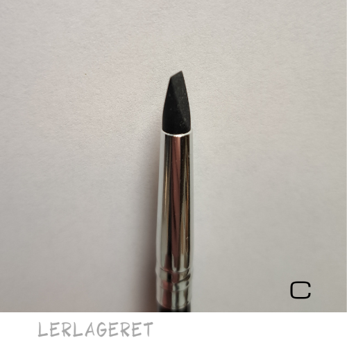 Poleringspinde fra Lerlageret beregnet til f.eks. glitning.
De kommer nemt rundt i kanter og hjørner, revner og sprækker. Rigtig god til de fine detaljer.
De flade: Er god til samlinger, f.eks. kanterne og hjørner hvor du har samlet to stykker ler.
De spidse: Er god til små fordybninger, det kan være udglatning og finish i fuger.
Et super lækkert stykke værktøj.
Den sorte gummiende er fremstilet i blødt gummi.
