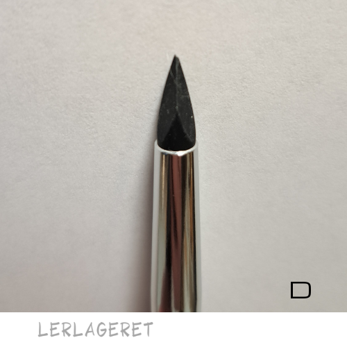 Poleringspinde fra Lerlageret beregnet til f.eks. glitning.
De kommer nemt rundt i kanter og hjørner, revner og sprækker. Rigtig god til de fine detaljer.
De flade: Er god til samlinger, f.eks. kanterne og hjørner hvor du har samlet to stykker ler.
De spidse: Er god til små fordybninger, det kan være udglatning og finish i fuger.
Et super lækkert stykke værktøj.
Den sorte gummiende er fremstilet i blødt gummi.