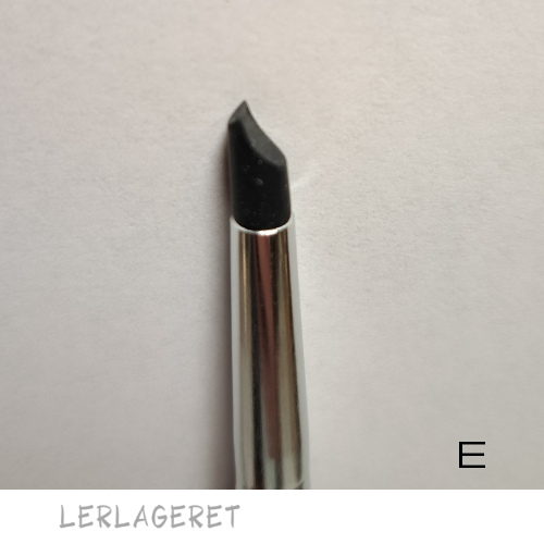 Poleringspinde fra Lerlageret beregnet til f.eks. glitning.
De kommer nemt rundt i kanter og hjørner, revner og sprækker. Rigtig god til de fine detaljer.
De flade: Er god til samlinger, f.eks. kanterne og hjørner hvor du har samlet to stykker ler.
De spidse: Er god til små fordybninger, det kan være udglatning og finish i fuger.
Et super lækkert stykke værktøj.
Den sorte gummiende er fremstilet i blødt gummi.