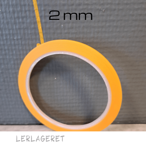Tape til dekoration
Tapen virker på læderhårdt, tør og forglødet emner.
Derfor kan tapen bruges både til begitning og alle typer glasering.
Monter tapen på dit emne i det mønster du ønsker. Herefter begitter eller glaserer du. Når du fjerner tapen får du fine skarpe kanter og knivskarpe dekorationer.
At arbejde med afdækningstape er sjovt og giver dig rigtig mange muligheder til dekoration.
