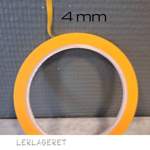 Tape til dekoration
Tapen virker på læderhårdt, tør og forglødet emner.
Derfor kan tapen bruges både til begitning og alle typer glasering.
Monter tapen på dit emne i det mønster du ønsker. Herefter begitter eller glaserer du. Når du fjerner tapen får du fine skarpe kanter og knivskarpe dekorationer.
At arbejde med afdækningstape er sjovt og giver dig rigtig mange muligheder til dekoration.
