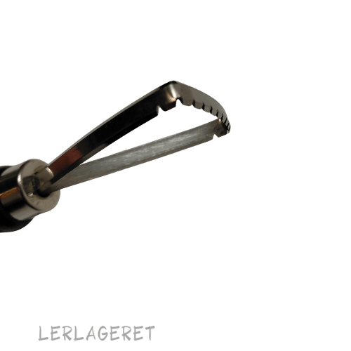 Store slynger fra Lerlageret, med et træhåndtag, der ligger godt i hånden.
Slyngerne har tænder, der gør dem meget anvendeligt til modellering, dekoration og struktur.
Måler 16 cm