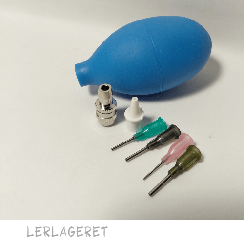 Anvendes til dekoration med begitning og glasur. Er også yderst anvendelig til dekoration med flydende ler/slikker.
Den nemmeste måde at rengøre dekorationssprøjten på er at klemme mest muligt ud af den og derefter lade resten tørre ud. Når det er tørt kan du klemme dekorationssprøjten og derved løsne resterne. Hæld de tørre rester ud og vask efter med rent vand.
Sættet består af en dekorationssprøjte, en adapter og 4 dekorationsdysser, 3 i metal og 1 i plastik.