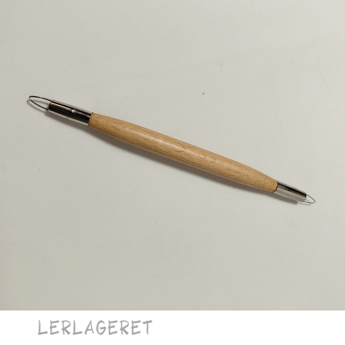 Slynger med dobbelt hoved fra lerlageret.com og et godt træhåndtag.
En rigtig god "allround" slynge der kan bruges til mange forskellige formål. Som f.eks. udhuling af emner, modellering og afdrejning.
Det er klassikeren inden for slynger, fremstillet i skarpvalset stål der kan slibes. En slynge der holder i rigtig mange år, hvis du passer godt på den.