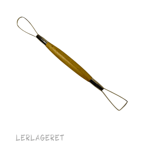 Store slynger fra Lerlageret med et træhåndtag, der ligger godt i hånden.
Meget anvendelige til modellering i store størrelser.
Måler fra 22 - 25 cm