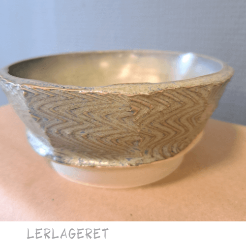 ST05 Lys stentøjsler fra lerlageret.com
En "allround" stentøjsler, helt uden chamotte, der er ideel til drejning, pladeteknik og modellering.
ST05 bliver efter brænding helt lys.
ST05 kan blandes med ST06 Den mørkegrå, hvis man ønsker alt lave sit eget marmoreret ler. Marmoreringerne får forskelligt udtryk alt efter hvor meget man ælter og blander leret.
ST05 og ST06 har sammen nogle ret fine egenskaber, f.eks. i forhold til glasur.