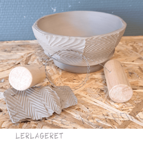 ST05 Lys stentøjsler fra lerlageret.com
En "allround" stentøjsler, helt uden chamotte, der er ideel til drejning, pladeteknik og modellering.
ST05 bliver efter brænding helt lys.
ST05 kan blandes med ST06 Den mørkegrå, hvis man ønsker alt lave sit eget marmoreret ler. Marmoreringerne får forskelligt udtryk alt efter hvor meget man ælter og blander leret.
ST05 og ST06 har sammen nogle ret fine egenskaber, f.eks. i forhold til glasur.