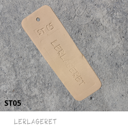 ST05 Lys stentøjsler fra lerlageret.com
En "allround" stentøjsler, helt uden chamotte, der er ideel til drejning, pladeteknik og modellering.
ST05 bliver efter brænding helt lys.
ST05 kan blandes med ST06 Den mørkegrå, hvis man ønsker alt lave sit eget marmoreret ler. Marmoreringerne får forskelligt udtryk alt efter hvor meget man ælter og blander leret.
ST05 og ST06 har sammen nogle ret fine egenskaber, f.eks. i forhold til glasur.
