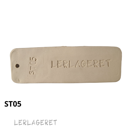 ST05 Lys stentøjsler fra lerlageret.com
En "allround" stentøjsler, helt uden chamotte, der er ideel til drejning, pladeteknik og modellering.
ST05 bliver efter brænding helt lys.
ST05 kan blandes med ST06 Den mørkegrå, hvis man ønsker alt lave sit eget marmoreret ler. Marmoreringerne får forskelligt udtryk alt efter hvor meget man ælter og blander leret.
ST05 og ST06 har sammen nogle ret fine egenskaber, f.eks. i forhold til glasur.