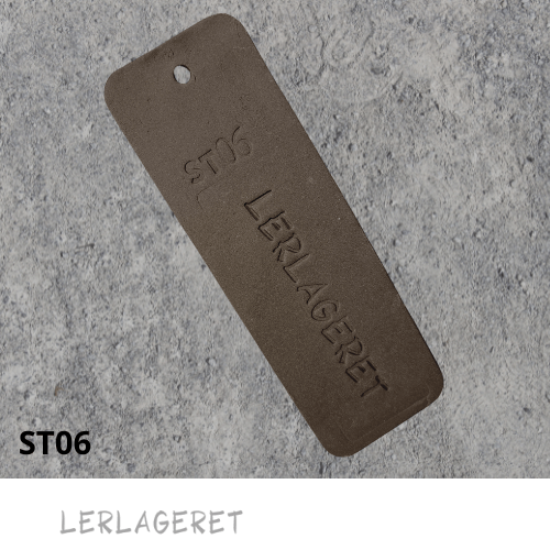 ST06 Mørkegrå Stentøjsler fra lerlageret.com
ST06 er uden chamotte og derfor helt glat. Den er lys frem til sidste brænding. Først efter sidste brænding får den sin smukke mørk farve. Derfor sviner den ikke i værkstedet.
ST06 er ideel til drejning, pladeteknik og modellering.
ST06 kan blandes med ST05 Den hvide, hvis man ønsker alt lave sit eget marmoreret ler. Marmoreringerne får forskelligt udtryk alt efter hvor meget man ælter og blander leret.