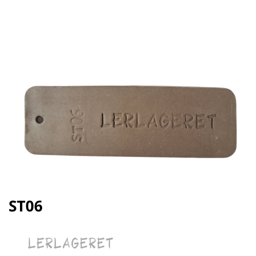 ST06 Mørkegrå Stentøjsler fra lerlageret.com
ST06 er uden chamotte og derfor helt glat. Den er lys frem til sidste brænding. Først efter sidste brænding får den sin smukke mørk farve. Derfor sviner den ikke i værkstedet.
ST06 er ideel til drejning, pladeteknik og modellering.
ST06 kan blandes med ST05 Den hvide, hvis man ønsker alt lave sit eget marmoreret ler. Marmoreringerne får forskelligt udtryk alt efter hvor meget man ælter og blander leret.