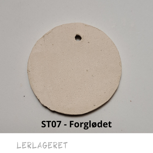 ST07 Lys stentøjsler med pyrit fra lerlageret.com
Lyst stentøjsler med pyrit, er ideel til drejning, pladeteknik og modellering.
Indeholder 25% chamotte og pyrit. Efter brænding fremstår leret lyst med smukke mørkebrune prikker af pyrit. Pyrit giver også en spændende effekt til glasuren.
Pyritten er først synlig efter sidste brænding.
ST07 smelter ikke ud på ovnpladerne og er derfor ret nem at arbejde med. Det anbefales dog altid at holde ovnpladerne godt beskyttet eller at brænde på kiks. Det anbefales at