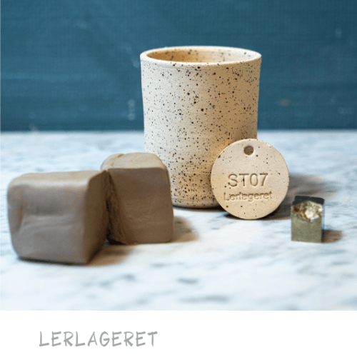 ST07 Lys stentøjsler med pyrit fra lerlageret.com
Lyst stentøjsler med pyrit, er ideel til drejning, pladeteknik og modellering.
Indeholder 25% chamotte og pyrit. Efter brænding fremstår leret lyst med smukke mørkebrune prikker af pyrit. Pyrit giver også en spændende effekt til glasuren.
Pyritten er først synlig efter sidste brænding.
ST07 smelter ikke ud på ovnpladerne og er derfor ret nem at arbejde med. Det anbefales dog altid at holde ovnpladerne godt beskyttet eller at brænde på kiks. Det anbefales at